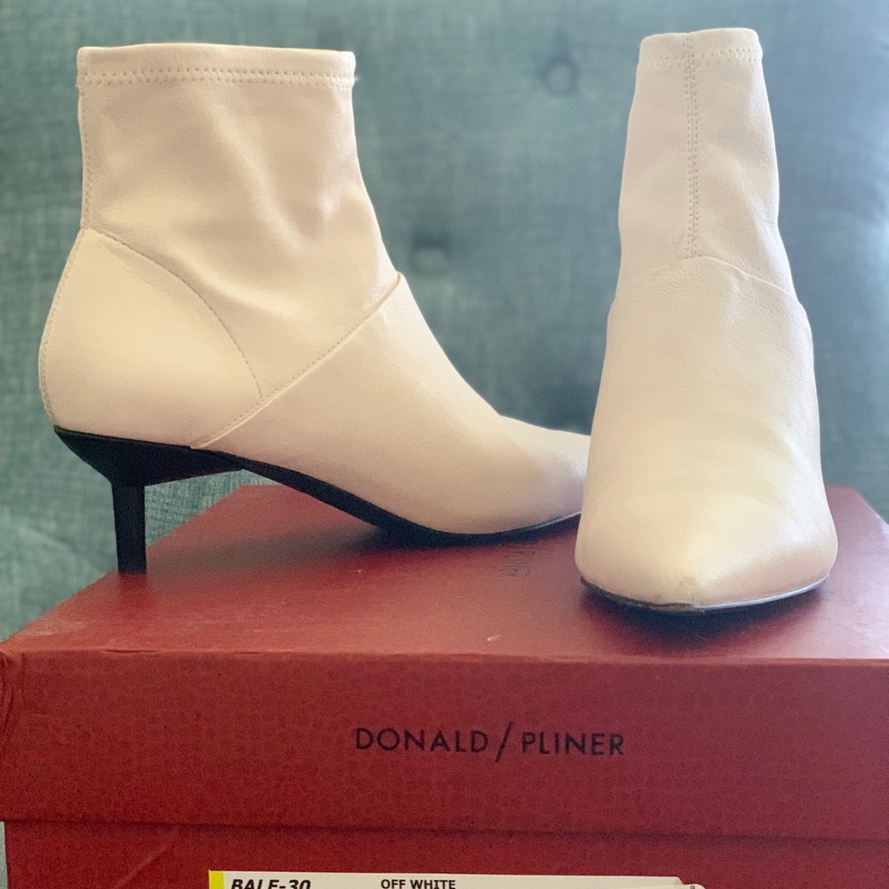 Booties Donald Pliner  size 8.5 off white so comfy  yet chic! 😍